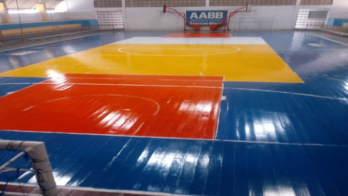 GINÁSIO TEM PISO RENOVADO