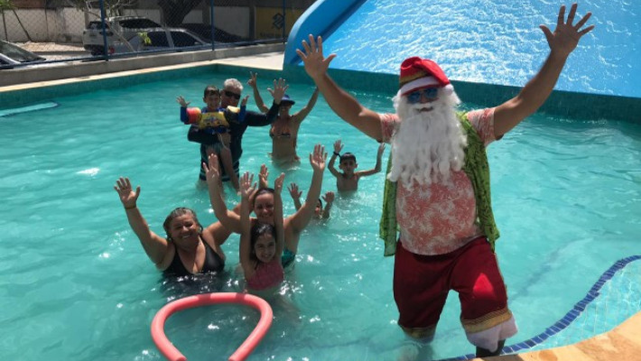 CHEGADA DE PAPAI NOEL TROPICAL ANIMOU A GAROTADA