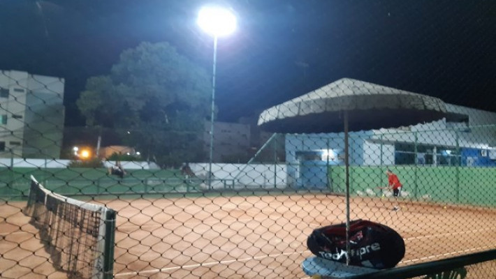 Nova iluminação na quadra de tênis