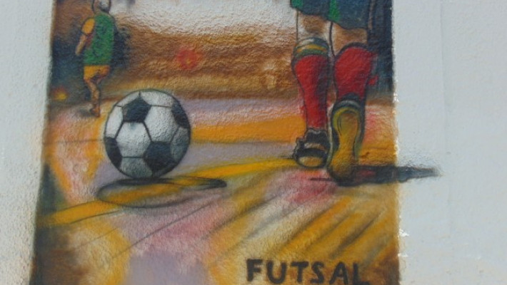 ARTE DO GRAFITE NO MURO INCENTIVA O ESPORTE