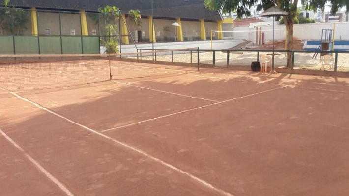 Manutenção no piso da quadra de tênis em fase final.