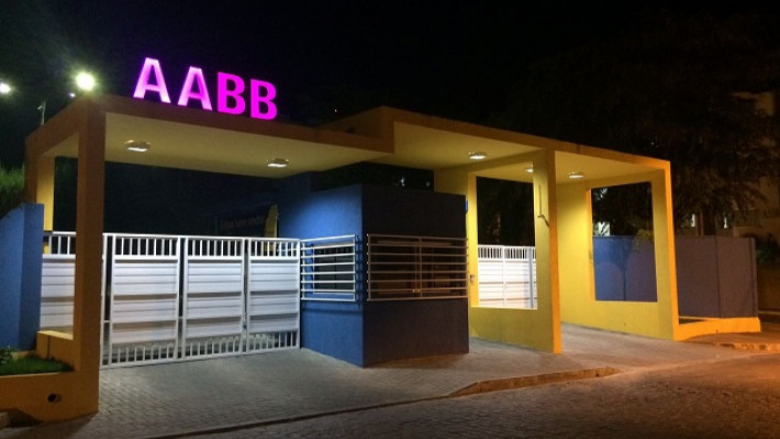 OUTUBRO ROSA – AABB CARUARU MUDA COR DO LETREIRO ESTE MÊS