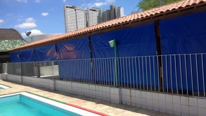 ÁREA ANEXA A PISCINA GANHA PROTEÇÃO CONTRA RAIOS SOLARES