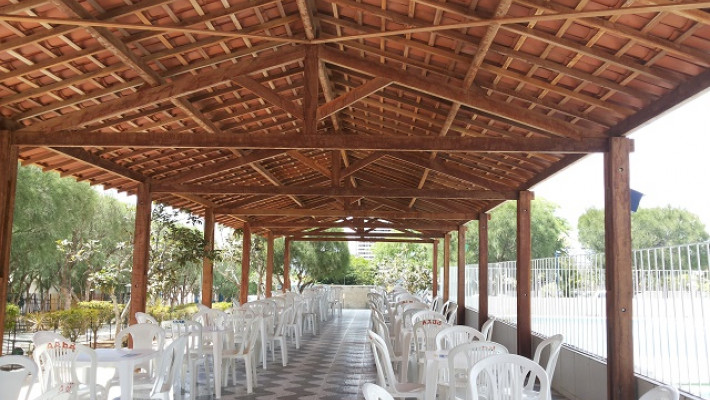 COBERTURA DA ÁREA ANEXA A PISCINA AMPLIA CAPACIDADE DO SALÃO SOCIAL