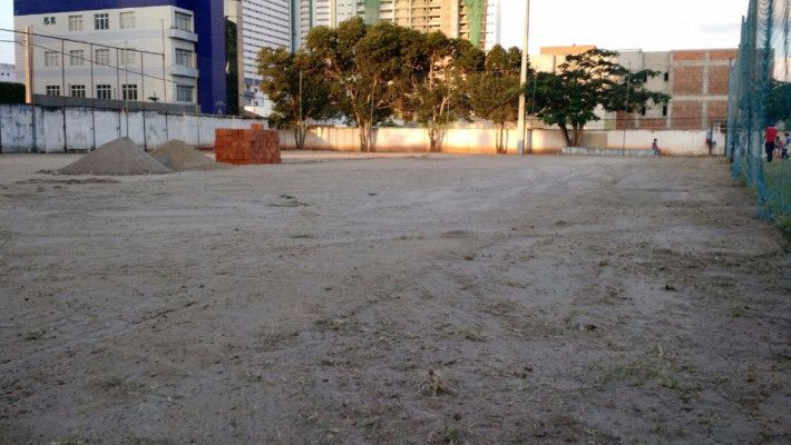 TRABALHOS NO FUTURO CAMPO DE GRAMADO SINTÉTICO