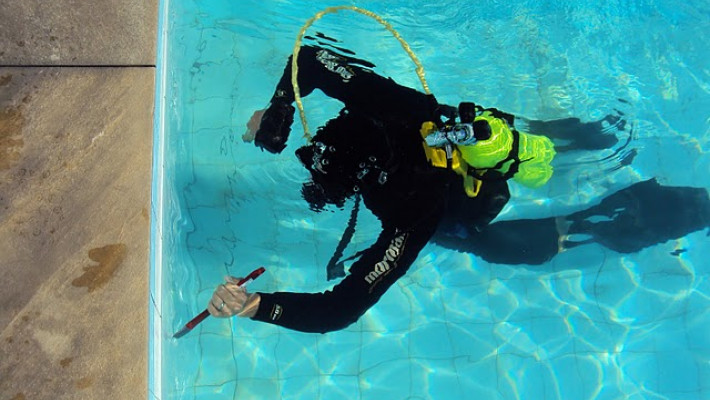 MANUTENÇÃO SUBÁQUATICA NA PISCINA