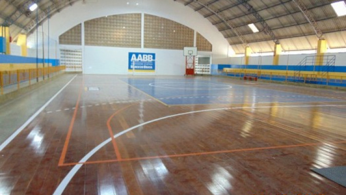 GINÁSIO ESPORTIVO É REINAGURADO COM NOVA MARCAÇÃO NO PISO