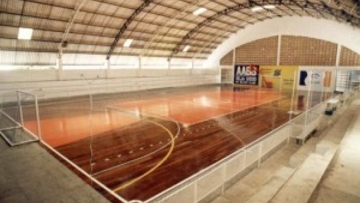 COMEÇA MANUTENÇÃO DO PISO DO GINÁSIO ESPORTIVO